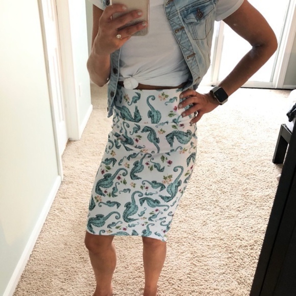 🧜‍♀️ NEW stretchy pencil skirt• Rare lularoe Cassie• white teal seahorse